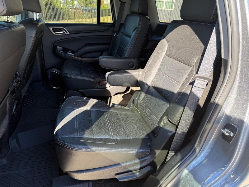GMC Yukon Vehicle Full-screen Gallery Image 17