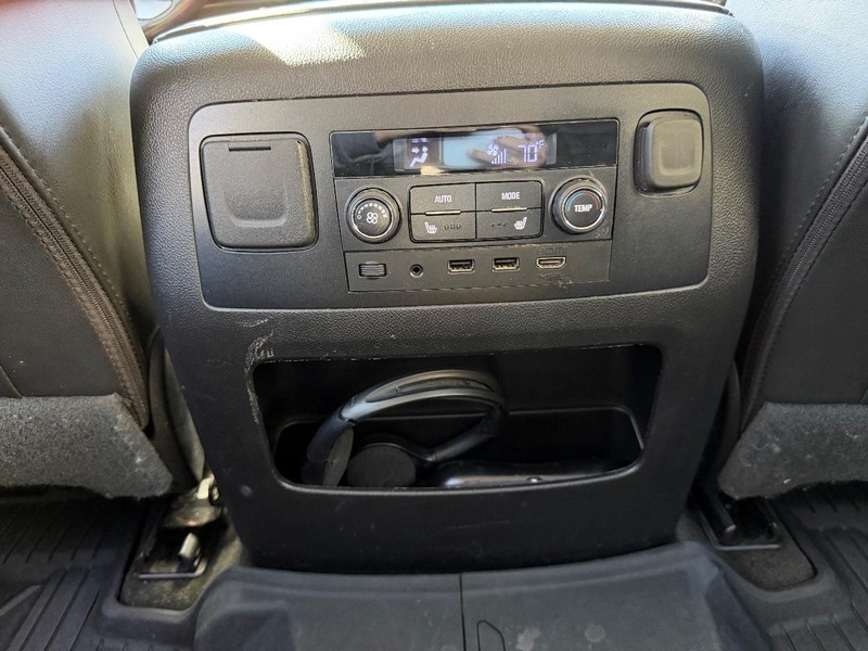 GMC Yukon Vehicle Full-screen Gallery Image 18