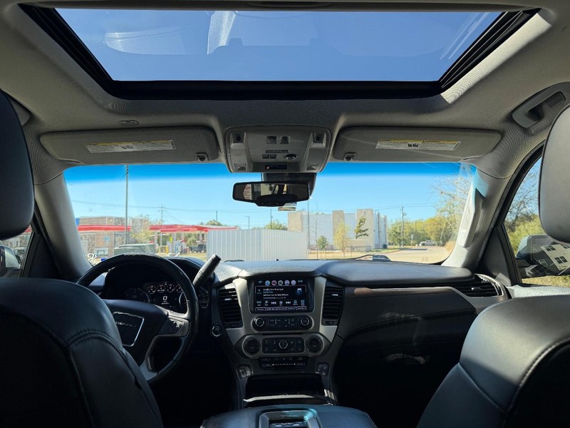 GMC Yukon Vehicle Full-screen Gallery Image 19