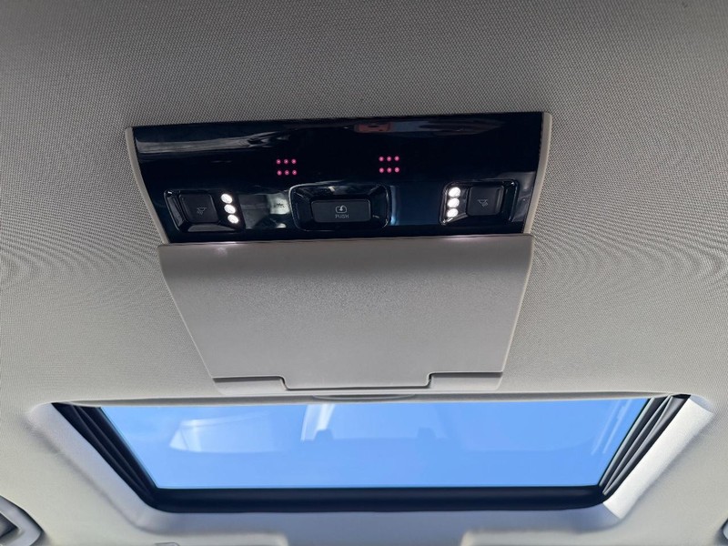 GMC Yukon Vehicle Full-screen Gallery Image 20