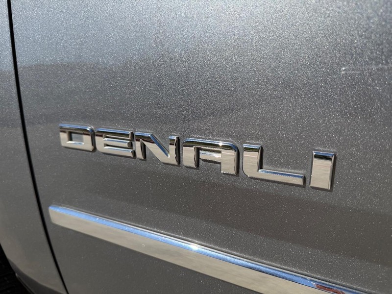 GMC Yukon Vehicle Full-screen Gallery Image 23