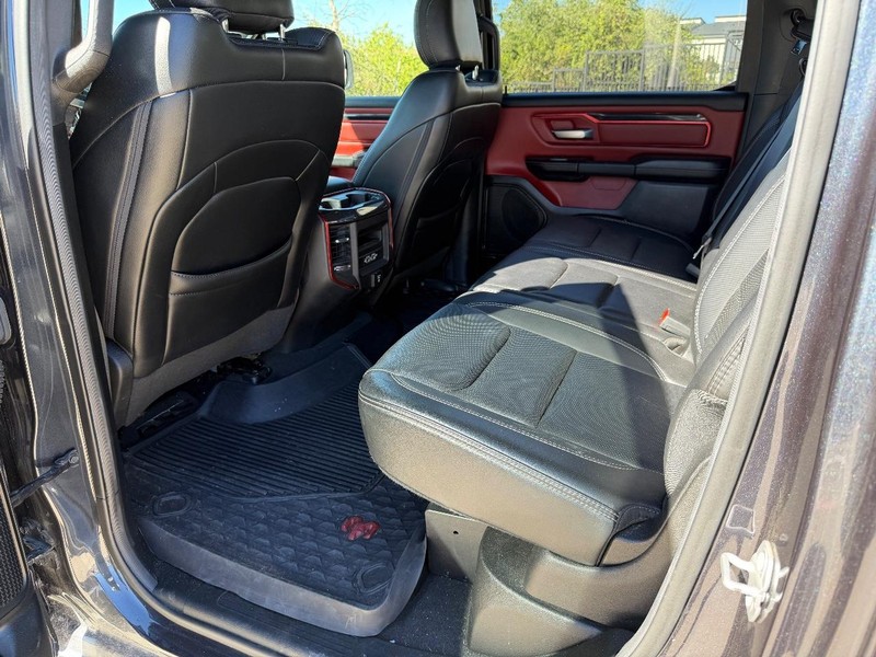 Ram 1500 Vehicle Full-screen Gallery Image 16