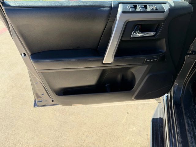 Toyota 4Runner Vehicle Full-screen Gallery Image 10