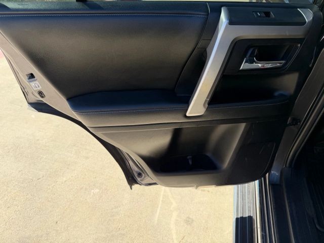 Toyota 4Runner Vehicle Full-screen Gallery Image 15