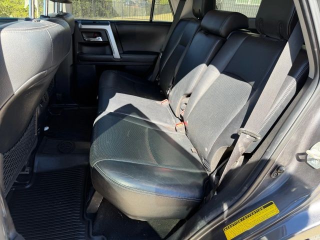 Toyota 4Runner Vehicle Full-screen Gallery Image 17