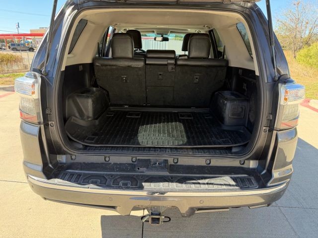 Toyota 4Runner Vehicle Full-screen Gallery Image 21