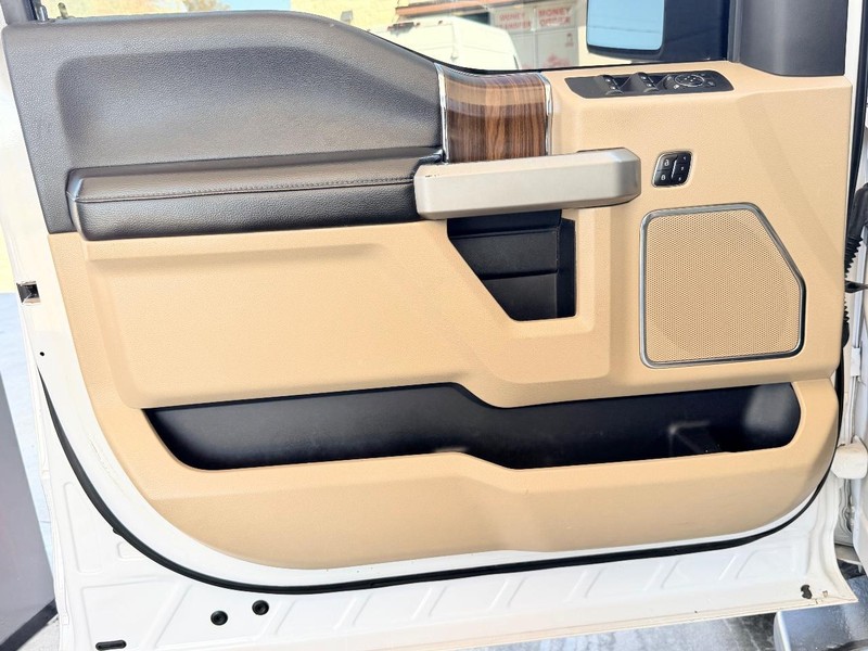 Ford F-150 Vehicle Full-screen Gallery Image 11