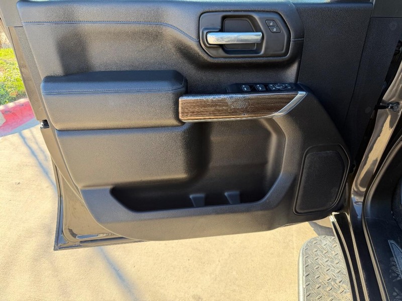 Chevrolet Silverado 2500HD Vehicle Full-screen Gallery Image 10