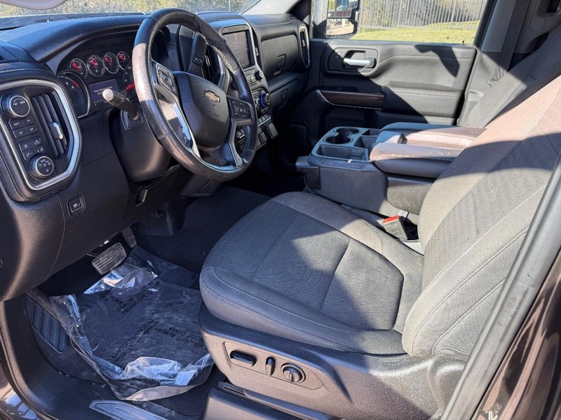 Chevrolet Silverado 2500HD Vehicle Full-screen Gallery Image 11