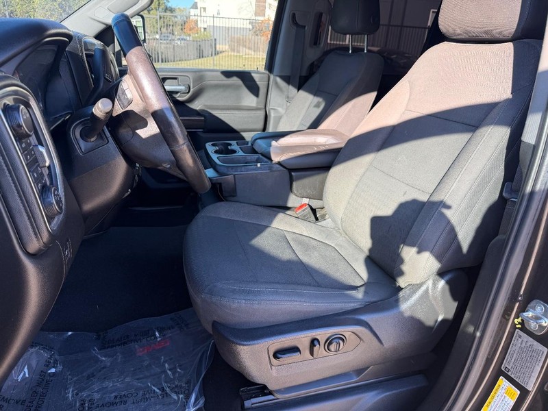 Chevrolet Silverado 2500HD Vehicle Full-screen Gallery Image 12