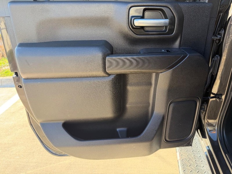 Chevrolet Silverado 2500HD Vehicle Full-screen Gallery Image 15