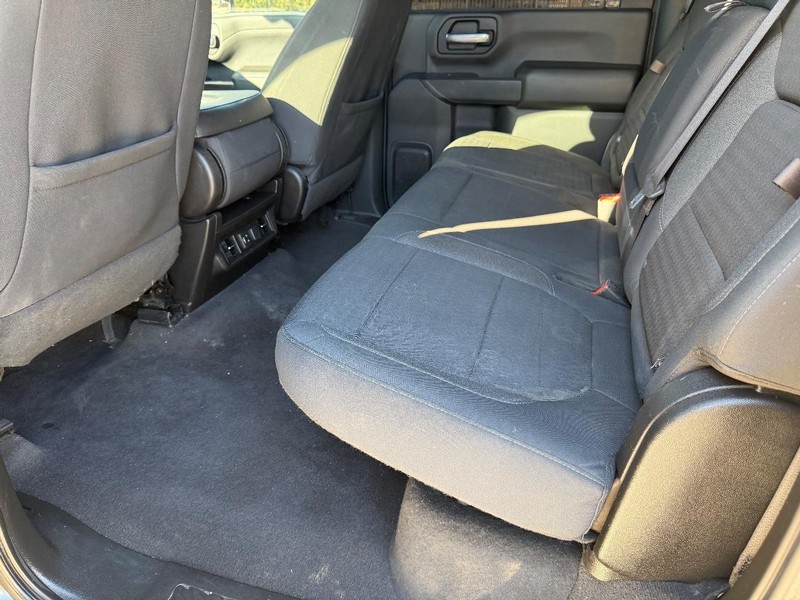 Chevrolet Silverado 2500HD Vehicle Full-screen Gallery Image 16