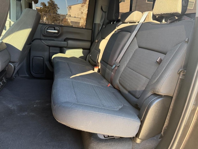 Chevrolet Silverado 2500HD Vehicle Full-screen Gallery Image 17