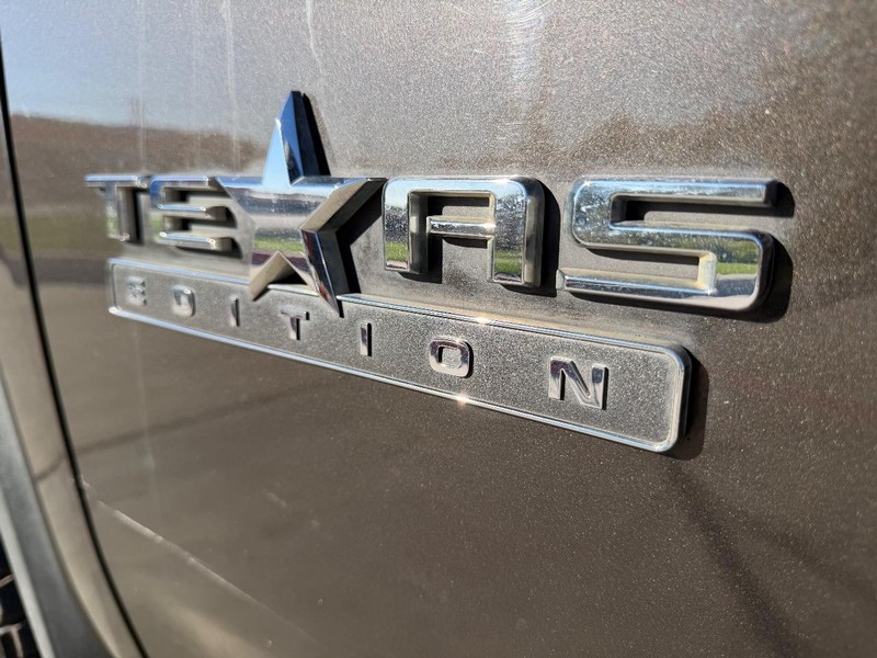 Chevrolet Silverado 2500HD Vehicle Full-screen Gallery Image 21