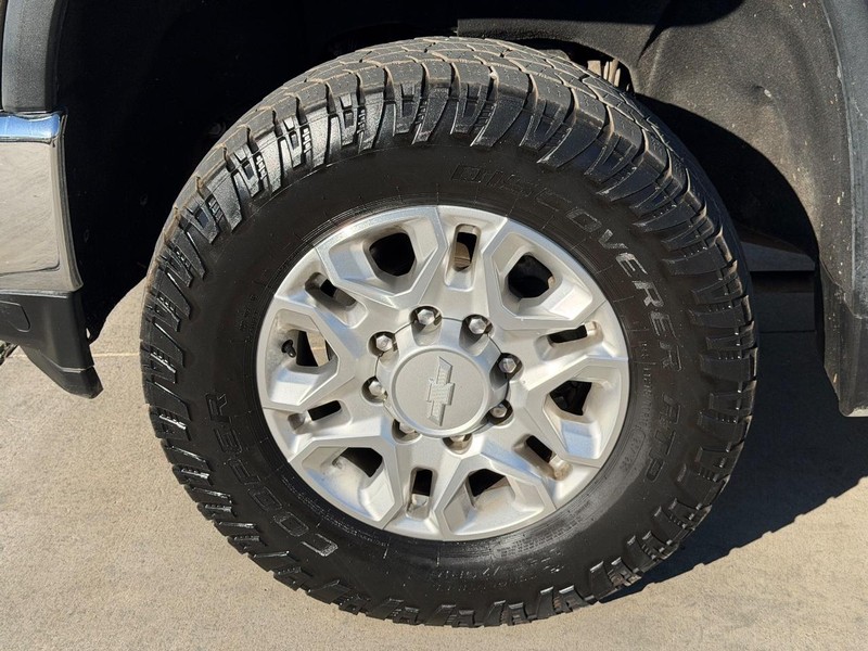 Chevrolet Silverado 2500HD Vehicle Full-screen Gallery Image 23