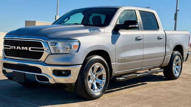 Ram 1500 Crew Vehicle Full-screen Gallery Image 03