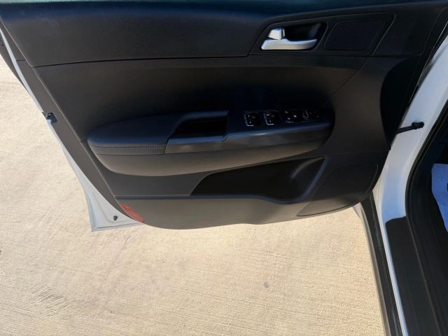 Kia Sportage Vehicle Full-screen Gallery Image 10