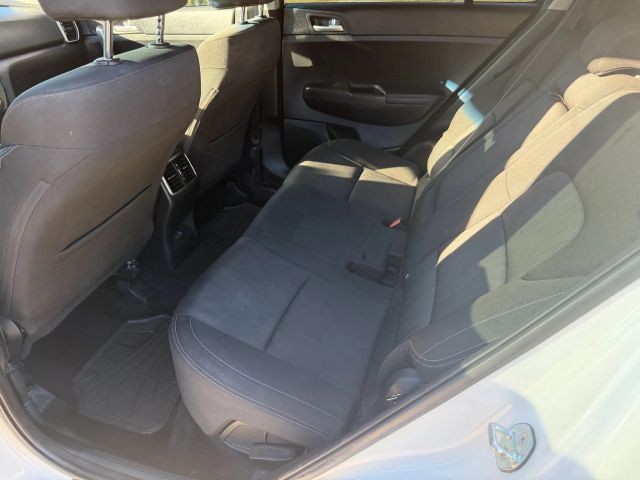 Kia Sportage Vehicle Full-screen Gallery Image 16