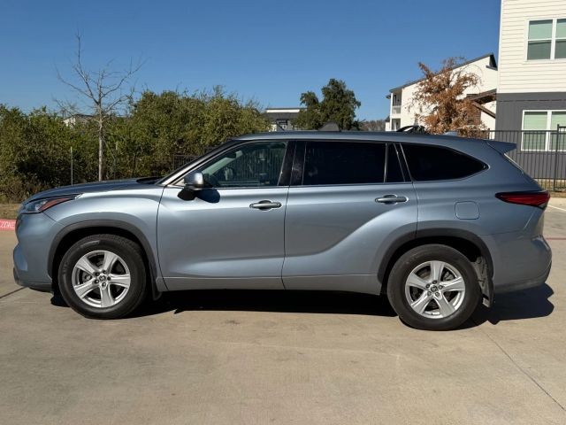 Toyota Highlander Vehicle Full-screen Gallery Image 03