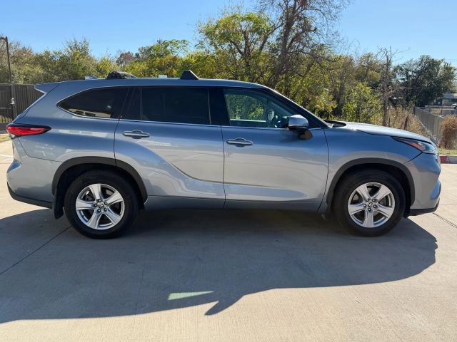 Toyota Highlander Vehicle Full-screen Gallery Image 07