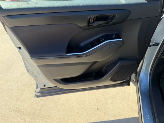 Toyota Highlander Vehicle Full-screen Gallery Image 10