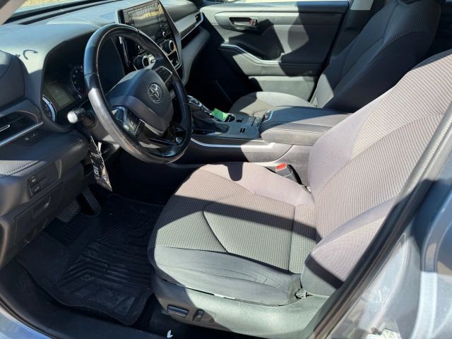 Toyota Highlander Vehicle Full-screen Gallery Image 11