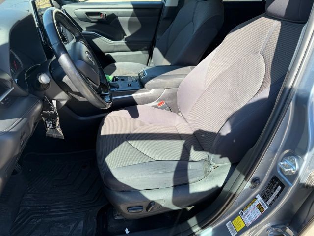 Toyota Highlander Vehicle Full-screen Gallery Image 12