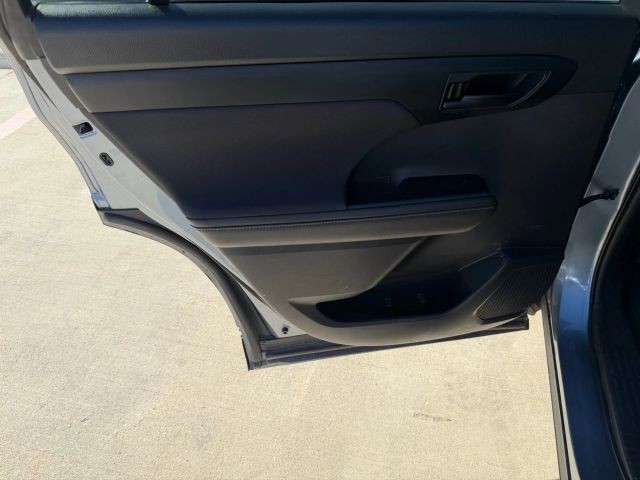 Toyota Highlander Vehicle Full-screen Gallery Image 15