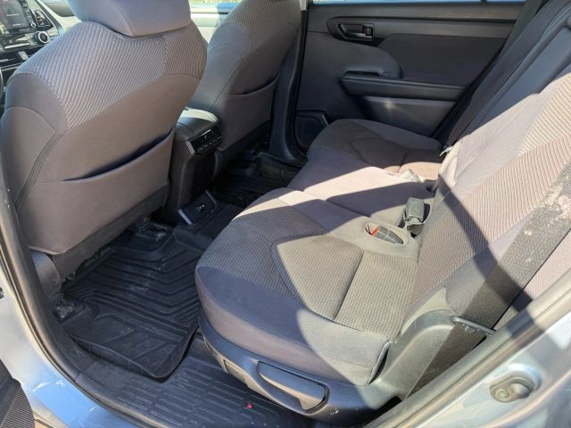 Toyota Highlander Vehicle Full-screen Gallery Image 16