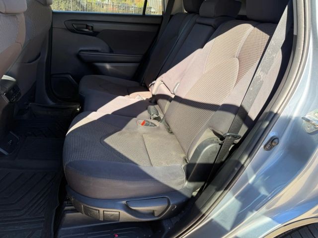 Toyota Highlander Vehicle Full-screen Gallery Image 17