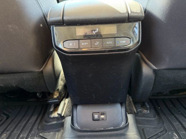 Toyota Highlander Vehicle Full-screen Gallery Image 18