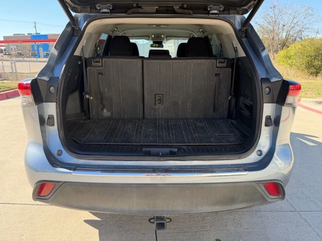 Toyota Highlander Vehicle Full-screen Gallery Image 21