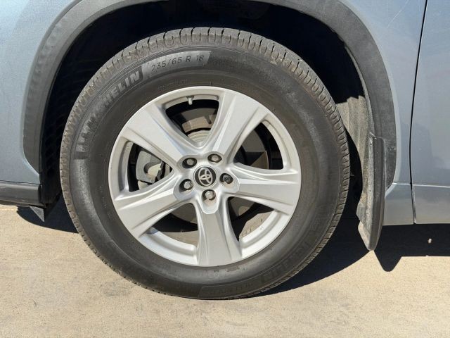 Toyota Highlander Vehicle Full-screen Gallery Image 22