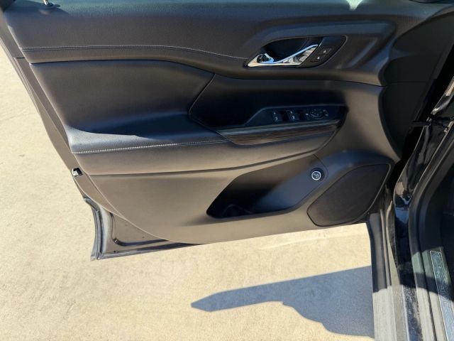 GMC Acadia Vehicle Full-screen Gallery Image 10