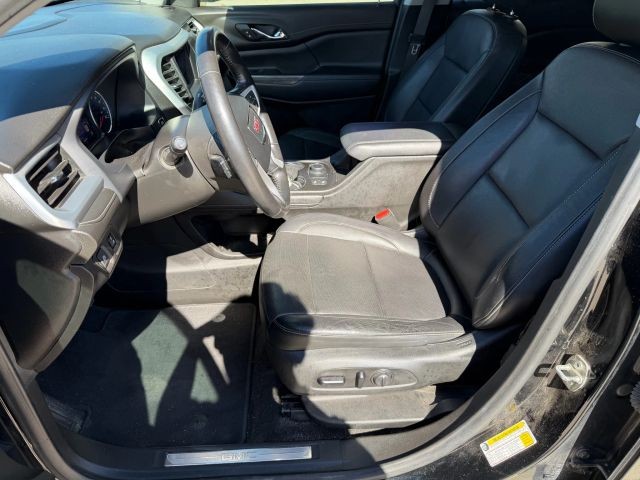 GMC Acadia Vehicle Full-screen Gallery Image 12