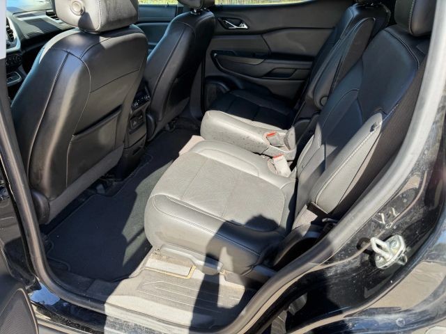 GMC Acadia Vehicle Full-screen Gallery Image 16