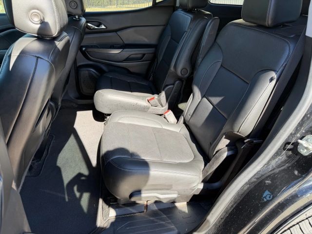 GMC Acadia Vehicle Full-screen Gallery Image 17