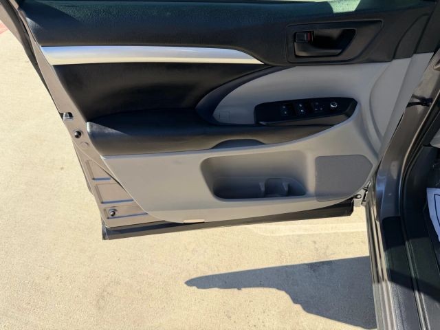 Toyota Highlander Vehicle Full-screen Gallery Image 10