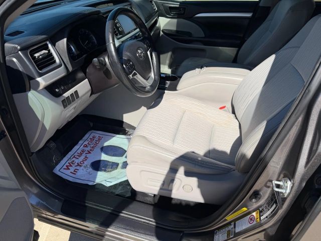 Toyota Highlander Vehicle Full-screen Gallery Image 11