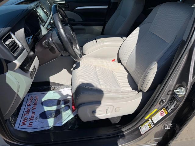 Toyota Highlander Vehicle Full-screen Gallery Image 12