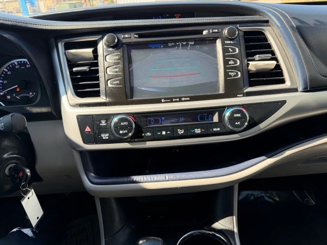 Toyota Highlander Vehicle Full-screen Gallery Image 14