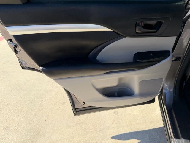 Toyota Highlander Vehicle Full-screen Gallery Image 15