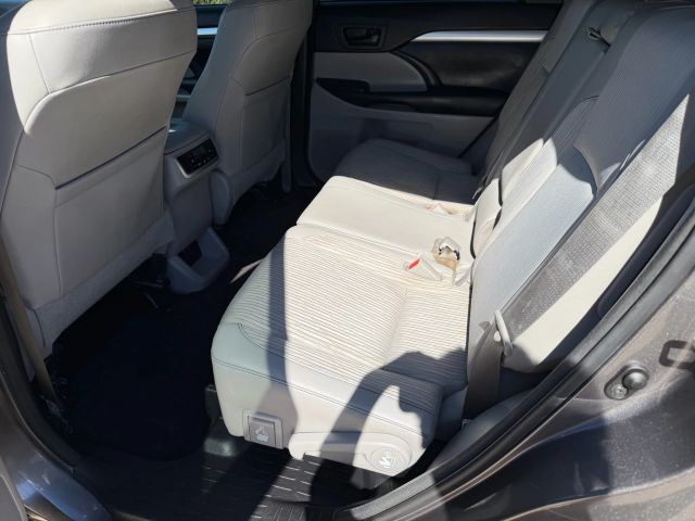 Toyota Highlander Vehicle Full-screen Gallery Image 16