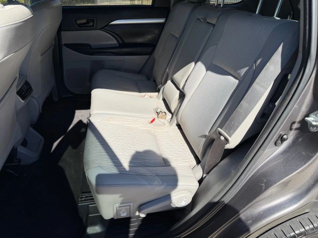 Toyota Highlander Vehicle Full-screen Gallery Image 17