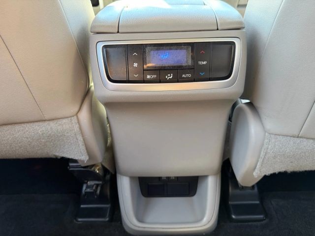 Toyota Highlander Vehicle Full-screen Gallery Image 18