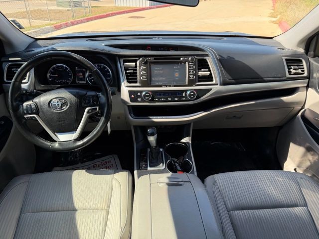 Toyota Highlander Vehicle Full-screen Gallery Image 19