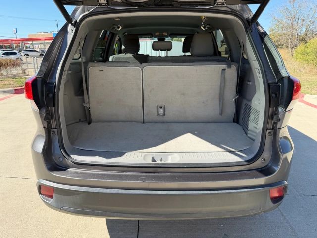 Toyota Highlander Vehicle Full-screen Gallery Image 21