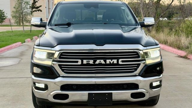 Ram 1500 Crew Vehicle Full-screen Gallery Image 02