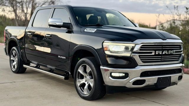 Ram 1500 Crew Vehicle Full-screen Gallery Image 03