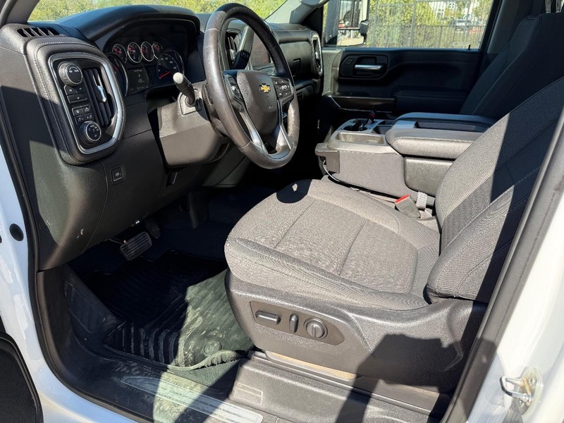 Chevrolet Silverado 2500HD Vehicle Full-screen Gallery Image 11